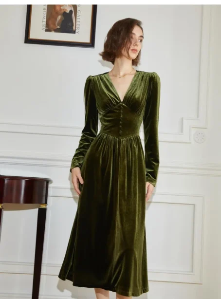 Une robe velours kaki qui allie confort et style avec une touche vintage