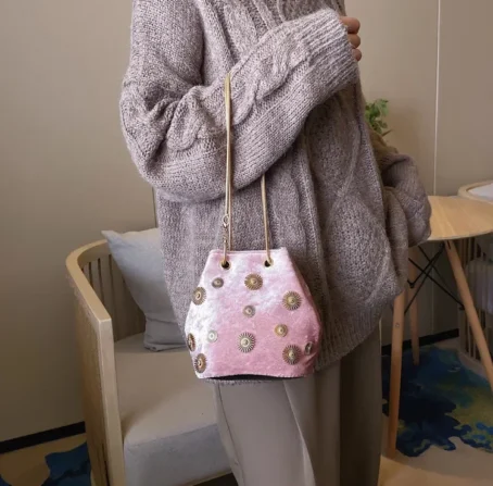 Le sac fourre-tout velours : un accessoire chic, doux et pratique pour sublimer chaque instant