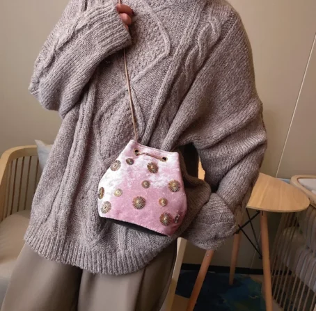 Le sac fourre-tout velours : un accessoire chic, doux et pratique pour sublimer chaque instant
