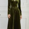 Une robe velours kaki qui allie confort et style avec une touche vintage