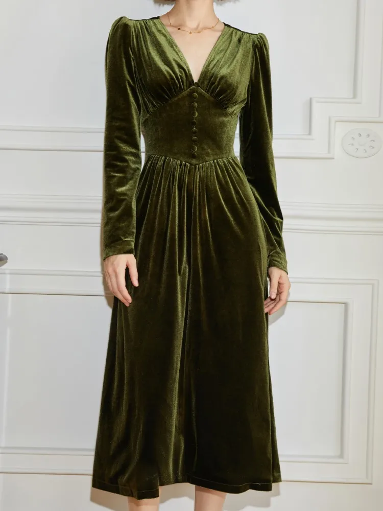 Une robe velours kaki qui allie confort et style avec une touche vintage