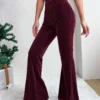 Un pantalon velours bordeaux femme qui allie confort et style au quotidien