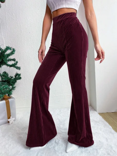 Un pantalon velours bordeaux femme qui allie confort et style au quotidien
