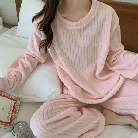 Un pyjama velours femme doux et chaud pour des nuits cocooning inoubliables