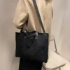 Un tote bag velours côtelé tendance et ultra pratique pour sublimer votre style au quotidien
