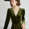Une robe velours kaki qui allie confort et style avec une touche vintage
