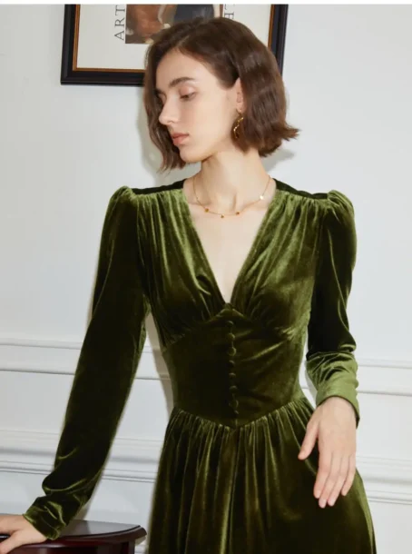 Une robe velours kaki qui allie confort et style avec une touche vintage