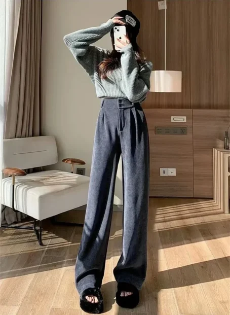 Un pantalon velours côtelé gris femme qui allie confort et style pour un look tendance au quotidien