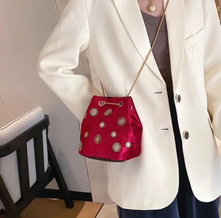 Le sac fourre-tout velours : un accessoire chic, doux et pratique pour sublimer chaque instant