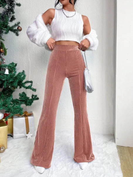 Un pantalon velours rose femme qui allie style, confort et élégance
