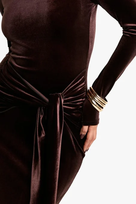 Élégance et douceur : La robe velours marron qui sublime votre silhouette