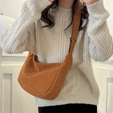 Un sac bandoulière velours côtelé doux et tendance pour un look chic et décontracté