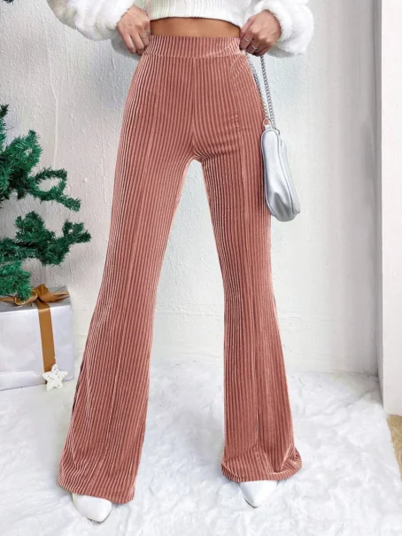 Un pantalon velours rose femme qui allie style, confort et élégance