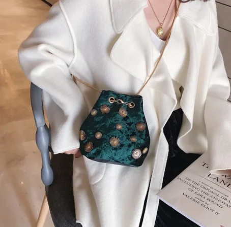 Le sac fourre-tout velours : un accessoire chic, doux et pratique pour sublimer chaque instant