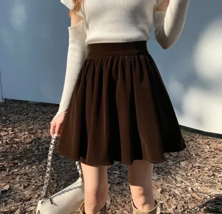 Une jupe courte velours qui allie style et confort avec une touche chic