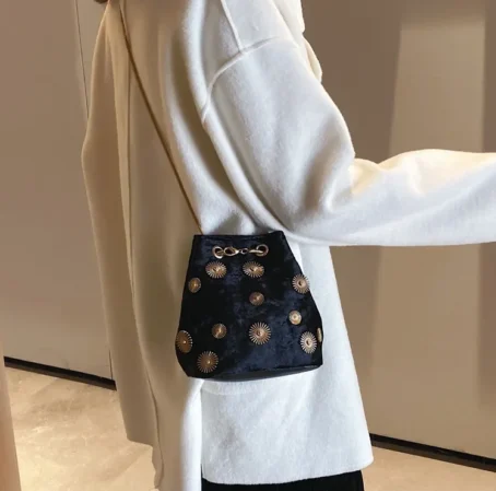 Le sac fourre-tout velours : un accessoire chic, doux et pratique pour sublimer chaque instant