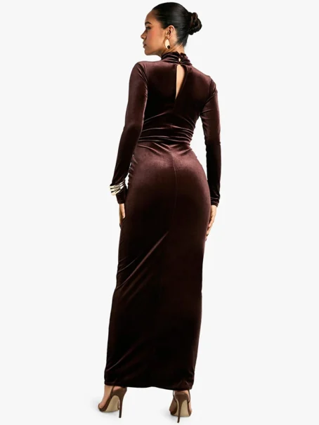 Élégance et douceur : La robe velours marron qui sublime votre silhouette