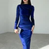 Élégance et douceur : la robe velours bleu qui sublime votre silhouette