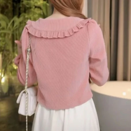 Une chemise velours côtelé femme au style vintage, douce et tendance