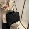 Un tote bag velours côtelé tendance et ultra pratique pour sublimer votre style au quotidien