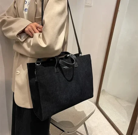 Un tote bag velours côtelé tendance et ultra pratique pour sublimer votre style au quotidien