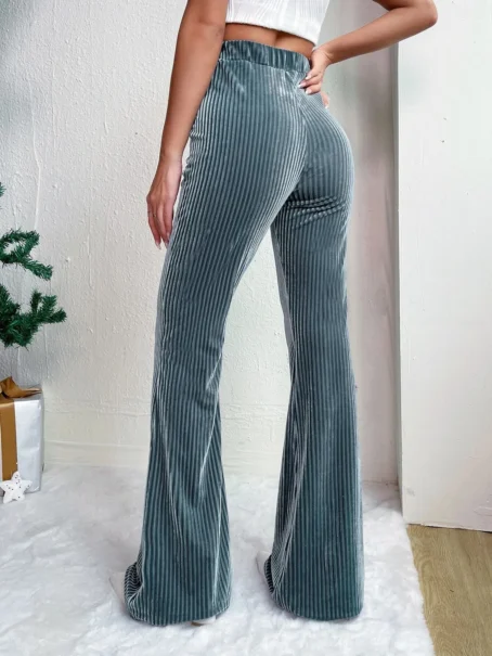 Pantalon velours bleu femme : confort, style et douceur pour un look tendance