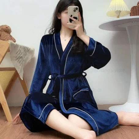 Enveloppez-vous de douceur avec cette robe de chambre velours ultra-confort