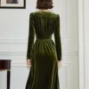 Une robe velours kaki qui allie confort et style avec une touche vintage
