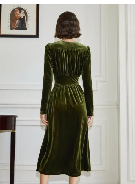 Une robe velours kaki qui allie confort et style avec une touche vintage