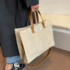 Un tote bag velours côtelé tendance et ultra pratique pour sublimer votre style au quotidien