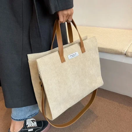 Un tote bag velours côtelé tendance et ultra pratique pour sublimer votre style au quotidien