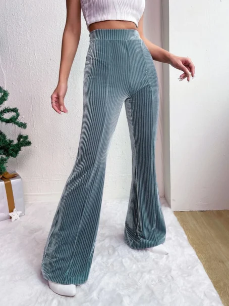 Pantalon velours bleu femme : confort, style et douceur pour un look tendance