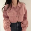 Une veste velours rose femme : chic, douce et ultra confortable