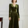 Une robe velours kaki qui allie confort et style avec une touche vintage