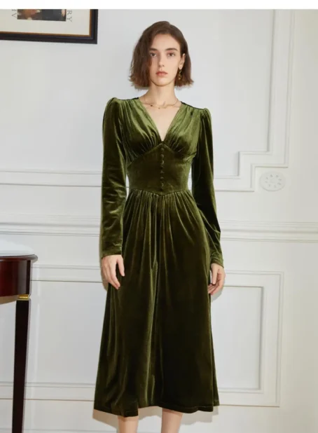 Une robe velours kaki qui allie confort et style avec une touche vintage