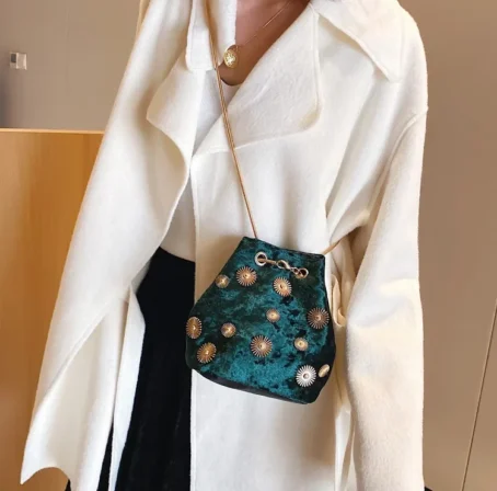 Le sac fourre-tout velours : un accessoire chic, doux et pratique pour sublimer chaque instant