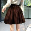 Une jupe courte velours qui allie style et confort avec une touche chic