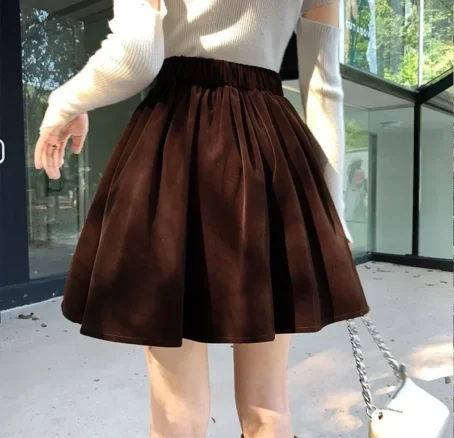 Une jupe courte velours qui allie style et confort avec une touche chic