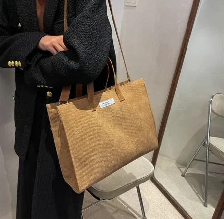 Un tote bag velours côtelé tendance et ultra pratique pour sublimer votre style au quotidien