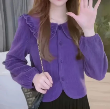 Une chemise velours côtelé femme au style vintage, douce et tendance