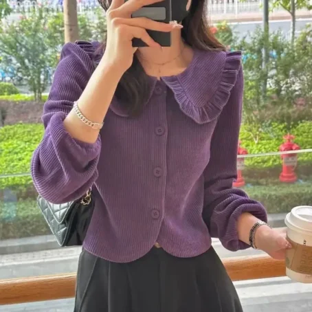 Une chemise velours côtelé femme au style vintage, douce et tendance