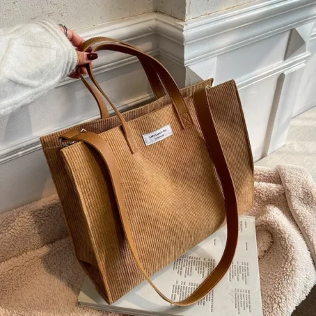 Un tote bag velours côtelé tendance et ultra pratique pour sublimer votre style au quotidien