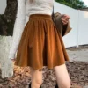 Une jupe courte velours qui allie style et confort avec une touche chic