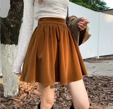 Une jupe courte velours qui allie style et confort avec une touche chic