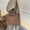 Un tote bag velours côtelé tendance et ultra pratique pour sublimer votre style au quotidien