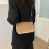 Un sac bandoulière velours doux et chic pour un look parfait