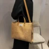 Un tote bag velours côtelé tendance et ultra pratique pour sublimer votre style au quotidien