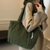 Un sac cabas velours côtelé élégant, pratique et ultra tendance pour un look irrésistible
