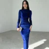 Élégance et douceur : la robe velours bleu qui sublime votre silhouette