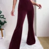Un pantalon velours bordeaux femme qui allie confort et style au quotidien